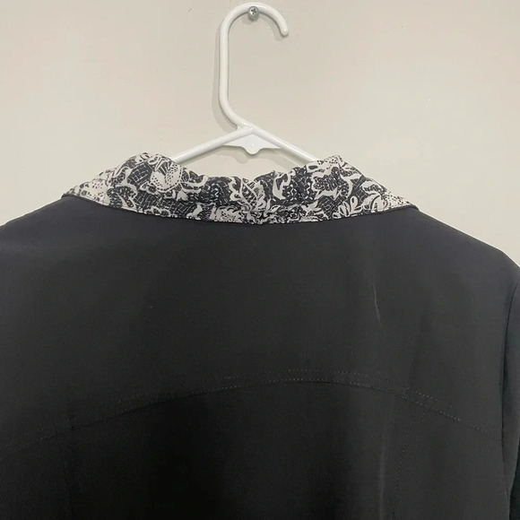 Zenergy by Chico’s Black Zipper Front Jacket with Contrast Floral Lining - Picture 8 of 9